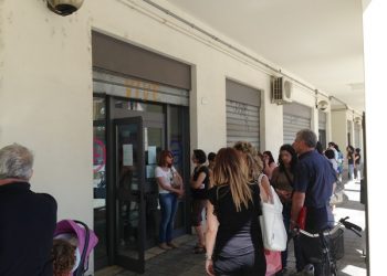 gente in attesa al centro per l'impiego