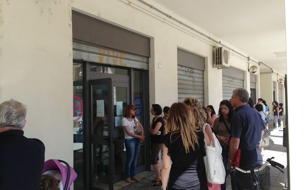 gente in attesa al centro per l'impiego