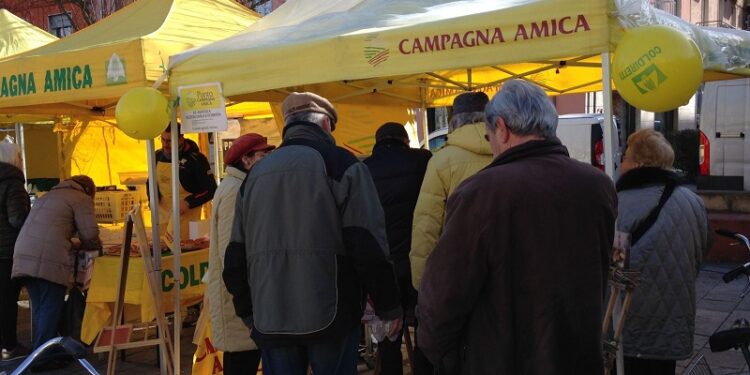 Natale: spesa per i regali da 177 euro a testa (-7%)