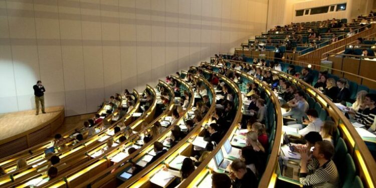 Lavoro, cresce la richiesta di laureati ma quasi uno su due è introvabile