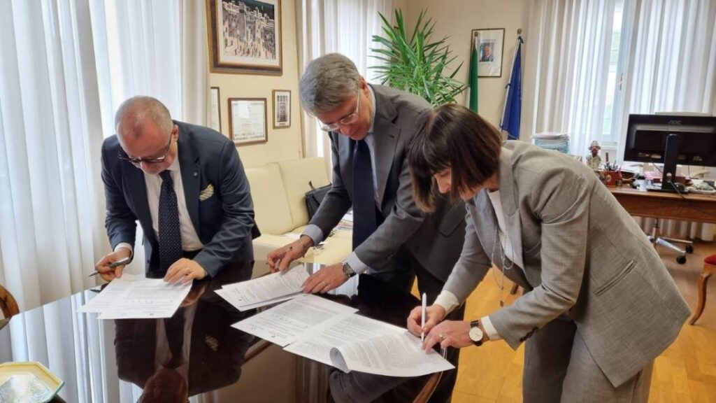 da sinistra Nicola Nardella, Raffaele Cantone e Patrizia Bodo, mentre firmano i protocolli d'intesa contro gli infortuni sul lavoro