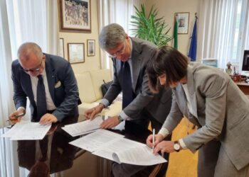 da sinistra Nicola Nardella, Raffaele Cantone e Patrizia Bodo, mentre firmano i protocolli d'intesa contro gli infortuni sul lavoro