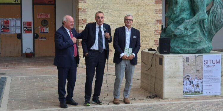 I Rettori delle Università promotrici: da sin. Prof. Edoardo Alesse (Università degli Studi dell'Aquila) Prof. Gian Luca Gregori (Università Politecnica delle Marche), Prof. Maurizio Oliviero (Università degli Studi di Perugia)