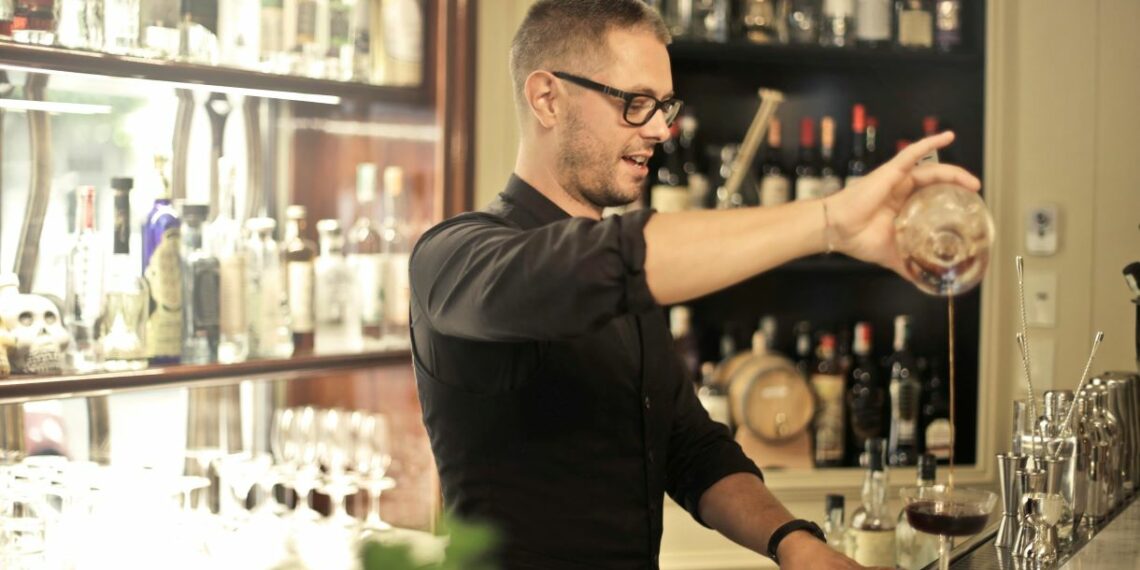 Barman (Foto di Andrea Piacquadio da pexels.com/it)