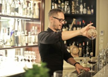 Barman (Foto di Andrea Piacquadio da pexels.com/it)