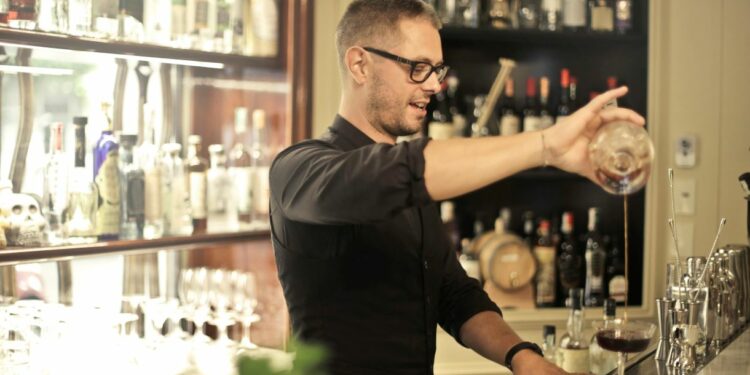 Barman (Foto di Andrea Piacquadio da pexels.com/it)
