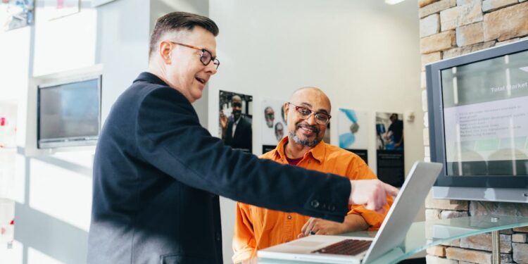 Foto di LinkedIn Sales Navigator: https://www.pexels.com/it-it/foto/uomo-che-indica-computer-portatile-2182981/