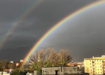 L'arcobaleno squarcia un cielo denso di nubi