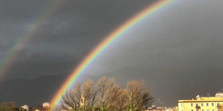 L'arcobaleno squarcia un cielo denso di nubi
