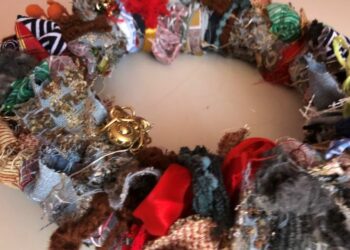 La Ghirlanda Sostenibile, realizzata utilizzando lembi di tessuto, scarto di altre lavorazioni. Opera dei redattori (artigiani per hobby) di Attualitalavoro per il Natale 2024