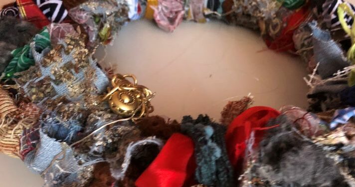 La Ghirlanda Sostenibile, realizzata utilizzando lembi di tessuto, scarto di altre lavorazioni. Opera dei redattori (artigiani per hobby) di Attualitalavoro per il Natale 2024