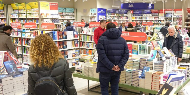 Mondadori, interno libreria (foto tratta da gruppomondadori.it)