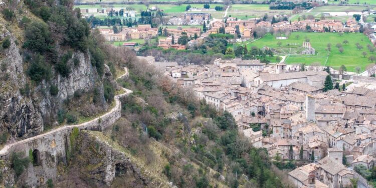 Gubbio (PG), Passeggiata Acquedotto medievale, foto Carbone_Farm Factory - FAI