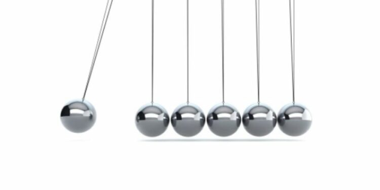 Il pendolo di Newton è spesso usato come metafora per illustrare cicli, ritmo e azioni ripetitive, che possono rispecchiare processi meccanizzati o abitudini costanti