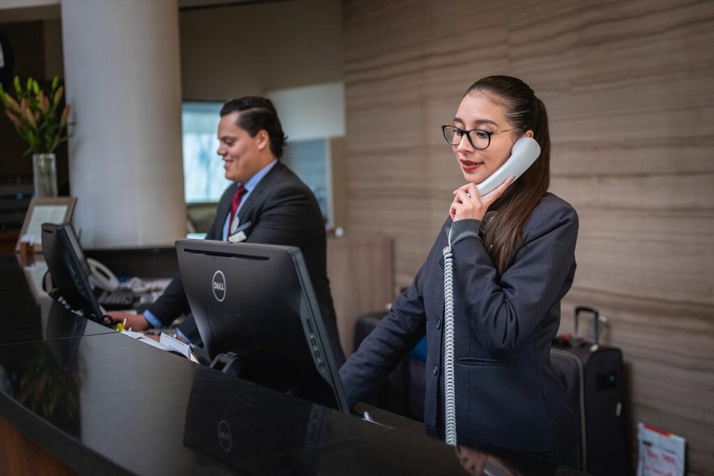La reception di un hotel (Foto di Rodrigo Salomón Cañas da Pixabay)