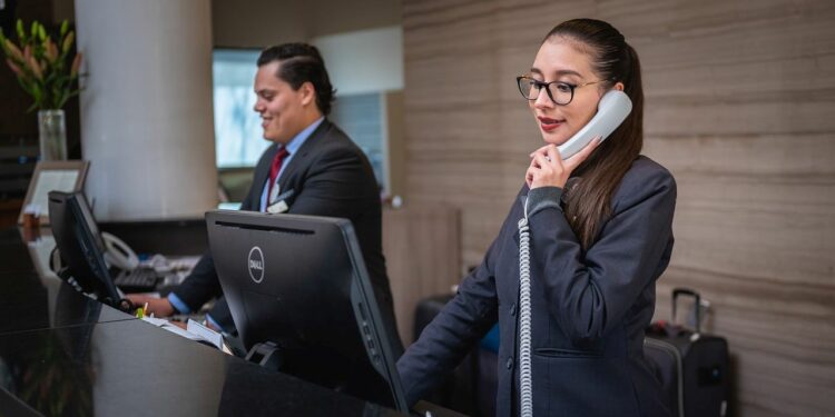 La reception di un hotel (Foto di Rodrigo Salomón Cañas da Pixabay)