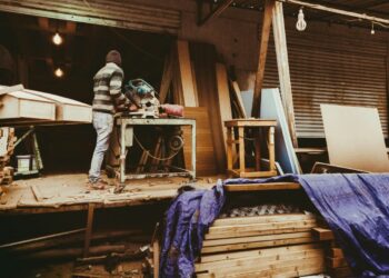 Falegname al lavoro nella Foto di Quintin Gellar, tratta da pexels.com