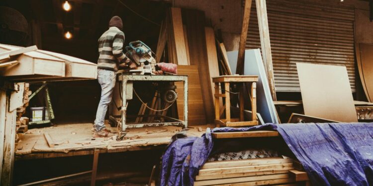 Falegname al lavoro nella Foto di Quintin Gellar, tratta da pexels.com