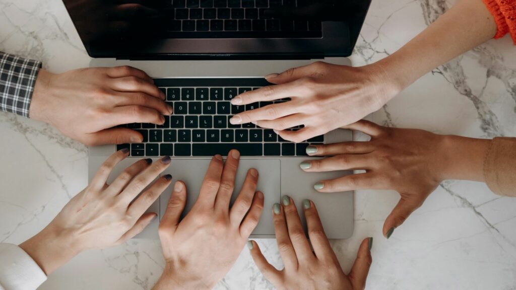 Lavoro e inclusività (Foto Pexels di Mikhail Nilov)