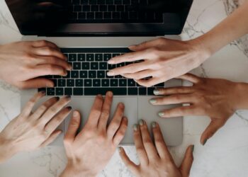 Lavoro e inclusività (Foto Pexels di Mikhail Nilov)
