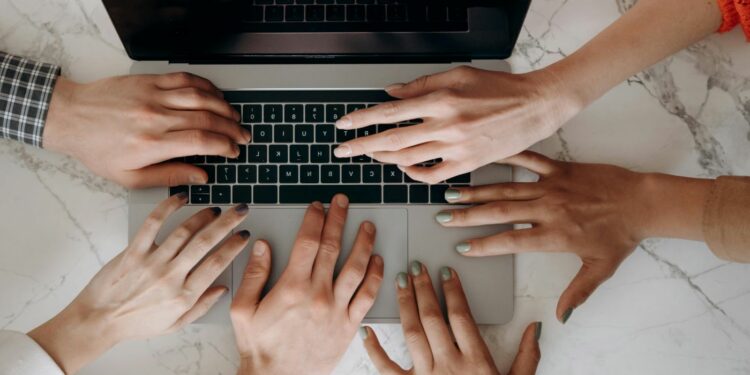 Lavoro e inclusività (Foto Pexels di Mikhail Nilov)