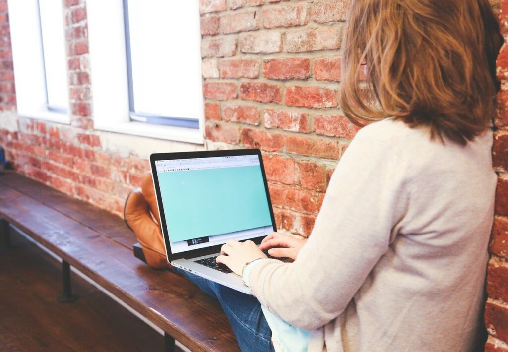 Una studentessa universitaria (Foto di StartupStockPhotos da Pixabay)
