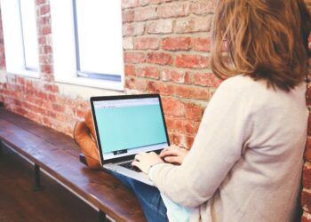 Una studentessa universitaria (Foto di StartupStockPhotos da Pixabay)
