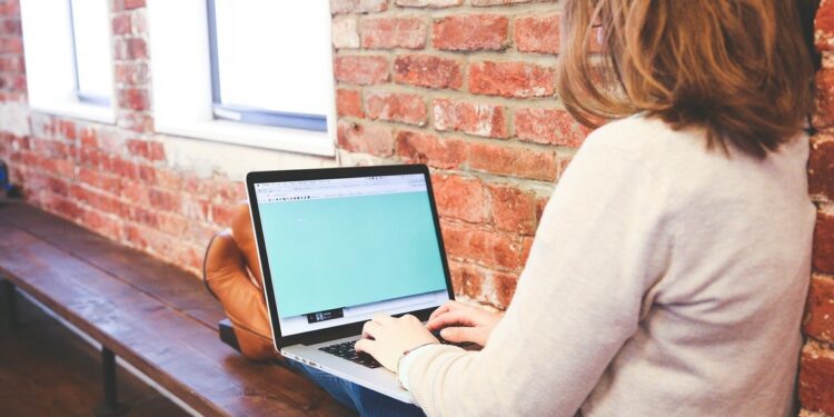 Una studentessa universitaria (Foto di StartupStockPhotos da Pixabay)