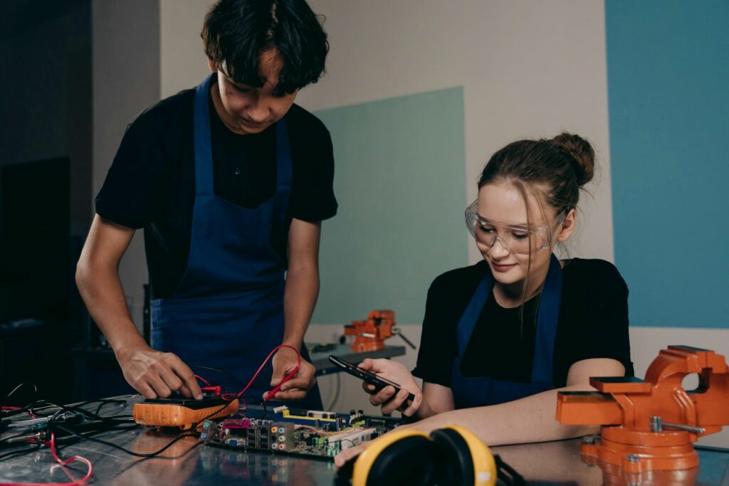 Artigianato e istruzione scolastica (Foto pexels di Foto di Mikhail Nilov)