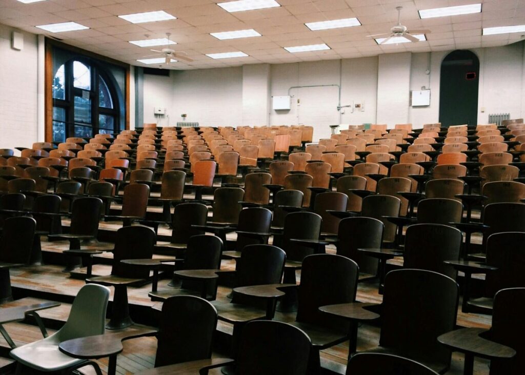Aula universitaria (foto pexels di pixabay)