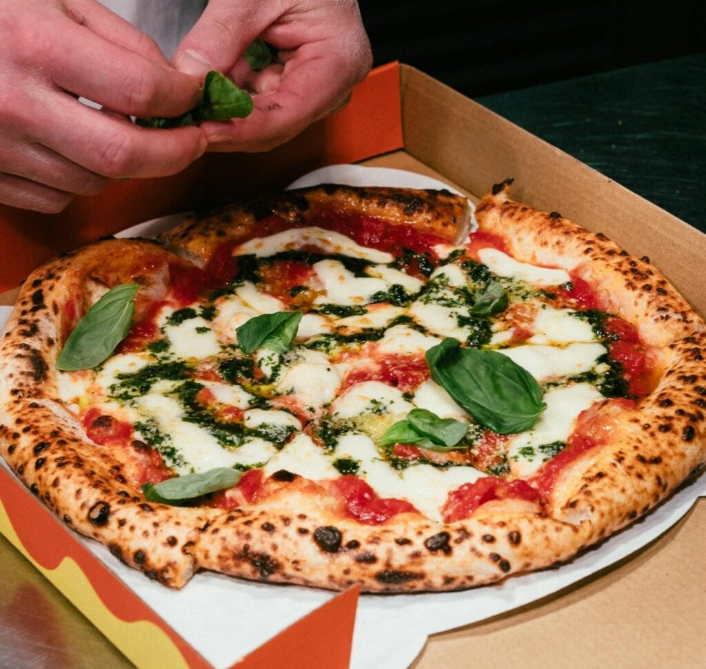 L’artigianalità della pizza italiana (Foto pexels.com di Deane Bayas)