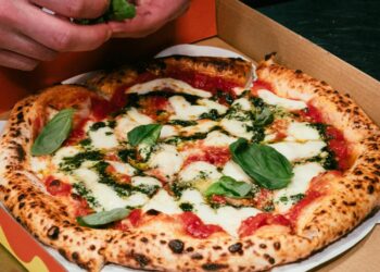 L’artigianalità della pizza italiana (Foto pexels.com di Deane Bayas)