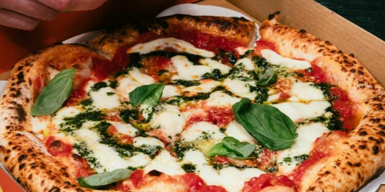 L’artigianalità della pizza italiana (Foto pexels.com di Deane Bayas)
