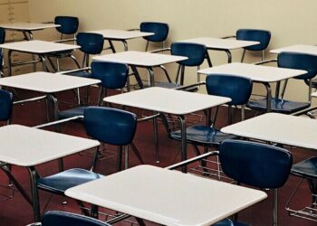 Banchi vuoti in attesa dei nuovi iscritti (fotopexels-pixabay)