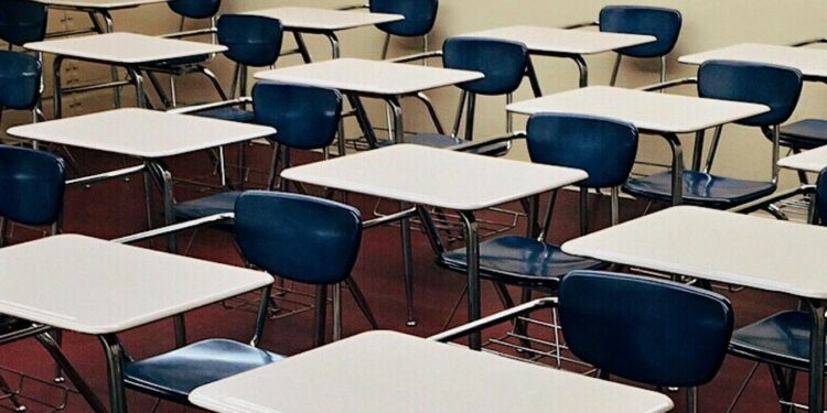 Banchi vuoti in attesa dei nuovi iscritti (fotopexels-pixabay)