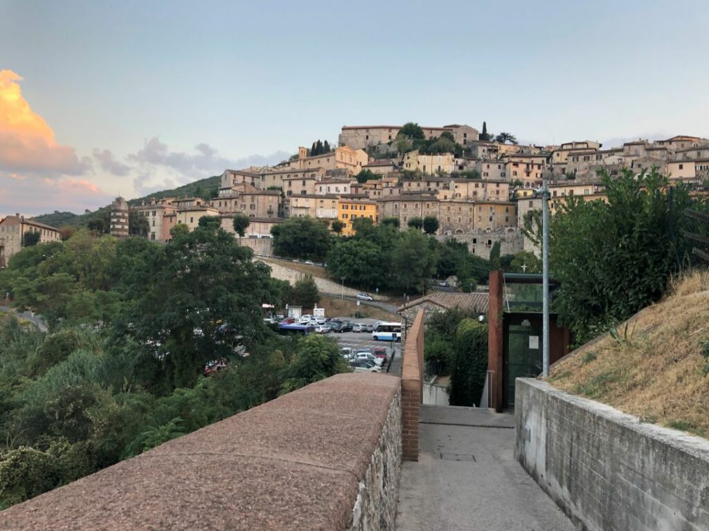 Vista su Narni (Tr). La città della Corsa all’Anello tra storia e futuro: un centro antico che cambia volto mentre la residenzialità si sposta altrove