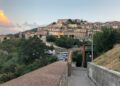 Vista su Narni (Tr). La città della Corsa all’Anello tra storia e futuro: un centro antico che cambia volto mentre la residenzialità si sposta altrove