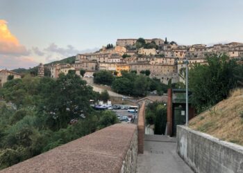 Vista su Narni (Tr). La città della Corsa all’Anello tra storia e futuro: un centro antico che cambia volto mentre la residenzialità si sposta altrove