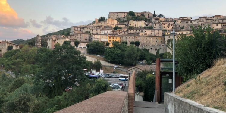 Vista su Narni (Tr). La città della Corsa all’Anello tra storia e futuro: un centro antico che cambia volto mentre la residenzialità si sposta altrove
