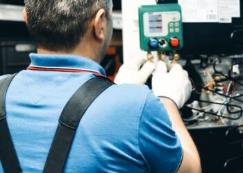 Tecnico specializzato nella manutenzione degli impianti di condizionamento dell'aria (Foto pexels)