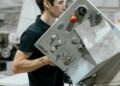 Un tecnico alle prese con i macchinari all'interno di un azienda (foto pexels bulat)