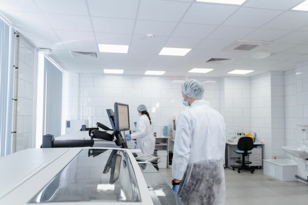 Tecnici specializzati nel comparto farmaceutico, in crescita le richieste (foto pexels-tima-miroshnichenko)