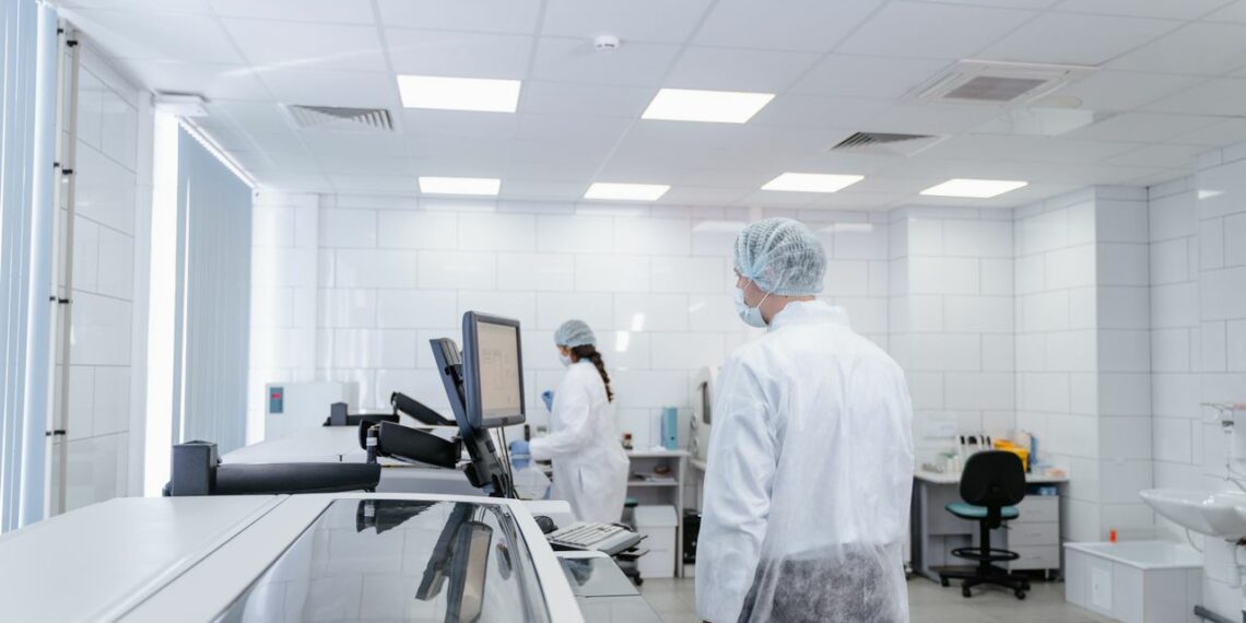 Tecnici specializzati nel comparto farmaceutico, in crescita le richieste (foto pexels-tima-miroshnichenko)