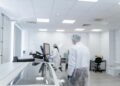 Tecnici specializzati nel comparto farmaceutico, in crescita le richieste (foto pexels-tima-miroshnichenko)