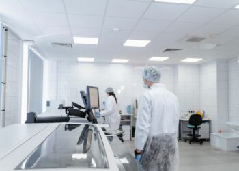 Tecnici specializzati nel comparto farmaceutico, in crescita le richieste (foto pexels-tima-miroshnichenko)
