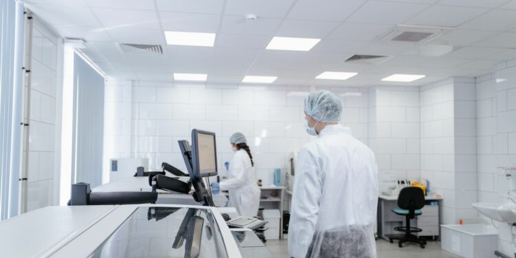 Tecnici specializzati nel comparto farmaceutico, in crescita le richieste (foto pexels-tima-miroshnichenko)