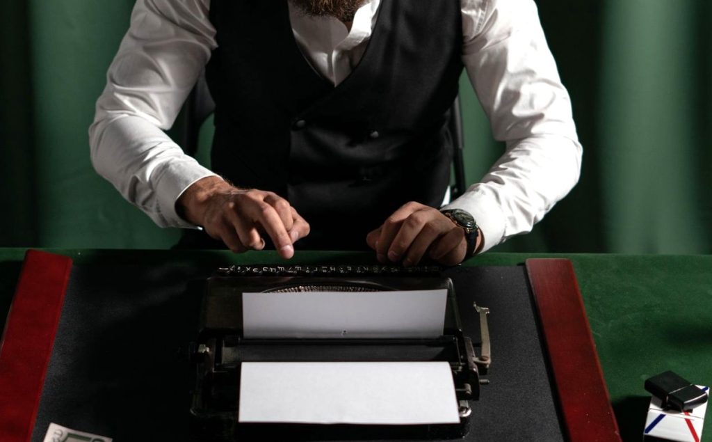Freelance con macchina da scrivere (foto tratta da pexels)