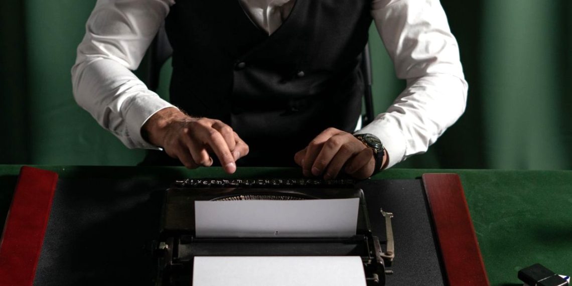 Freelance con macchina da scrivere (foto tratta da pexels)