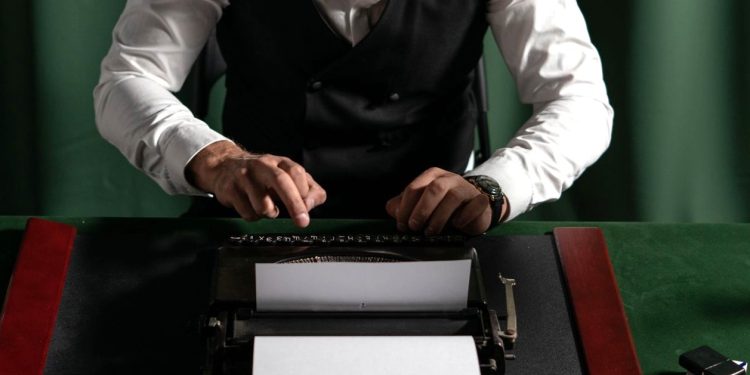 Freelance con macchina da scrivere (foto tratta da pexels)