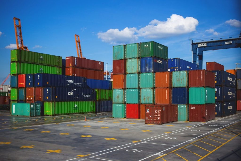 Movimentazione di container destinati ai mercati internazionali (pexels-freestocks)